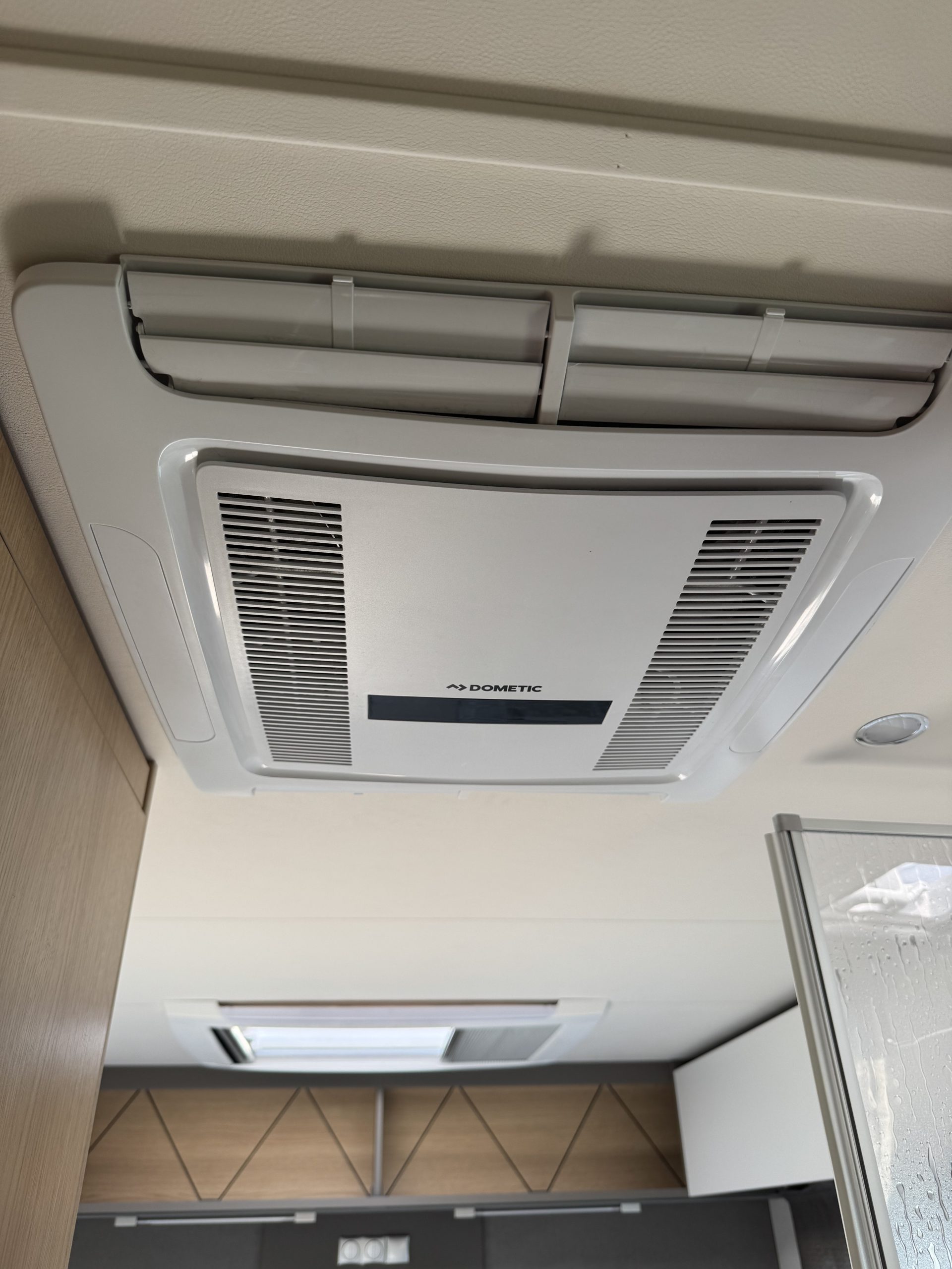 Karavan LMC Tourer H 730G - Image 8